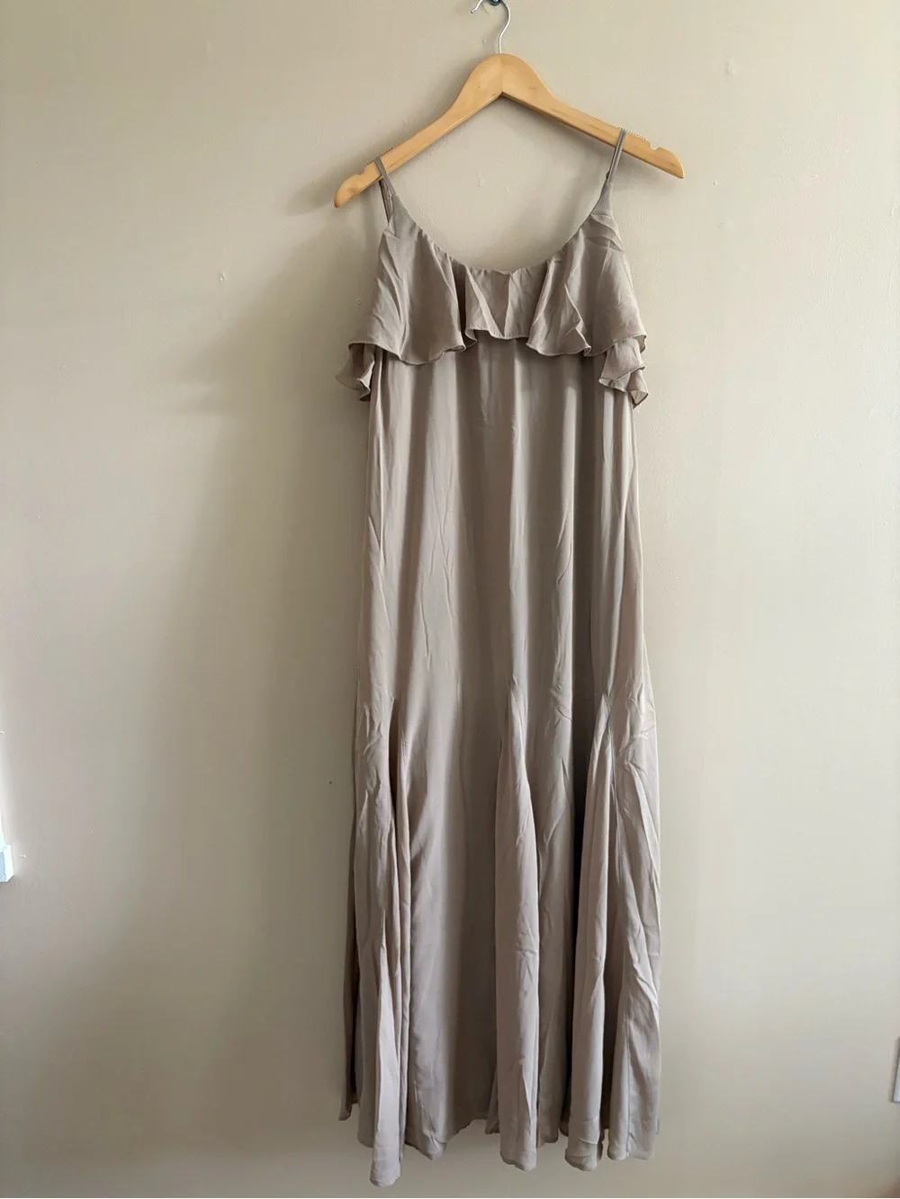 Abercrombie & Fitch Ruffle Maxi Dress Size Medium Taupe Tan Flowy Sleeveless